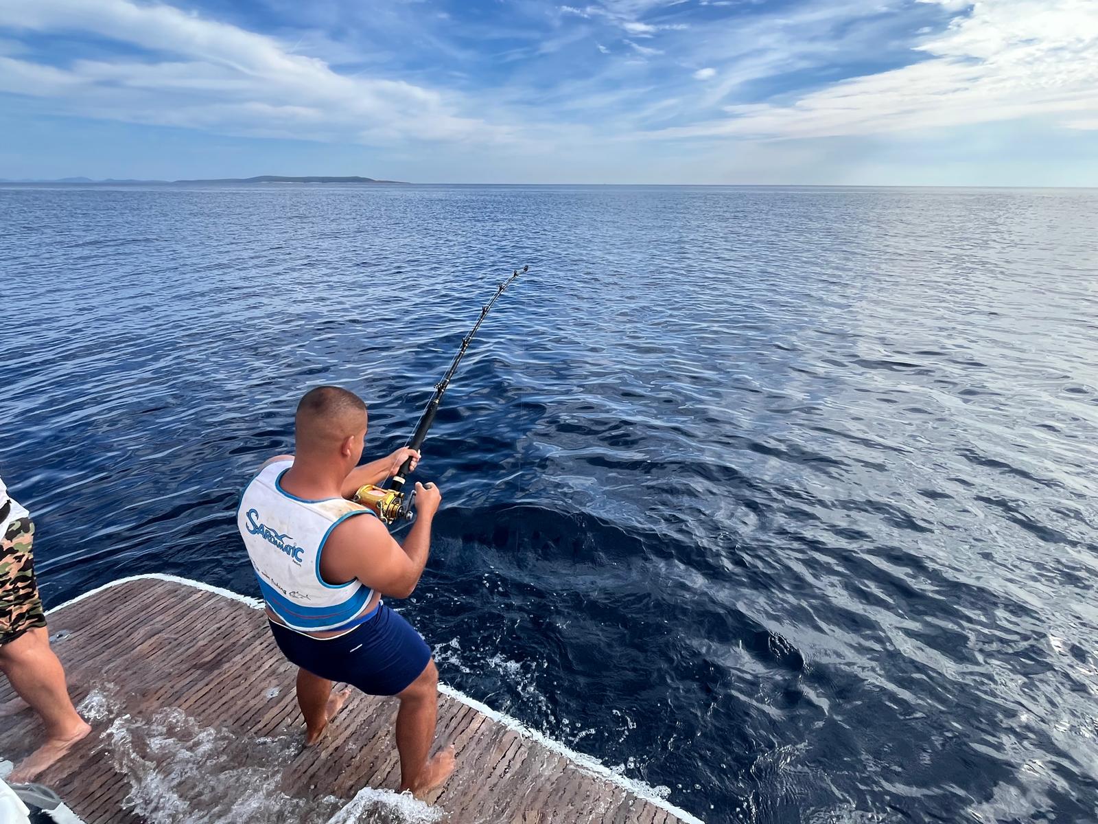Angler in stand-up harness fighting a tuna offshore on Stari Ribar